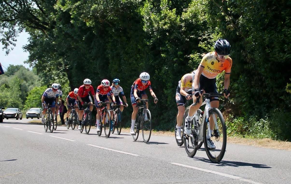 Une coureuse du Team Grand Sud Cyclisme en tête d'un groupe lors d'une course sur route